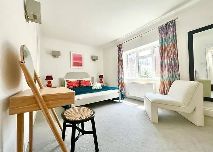 Split Level 2 Bed Apartment- Mayfair