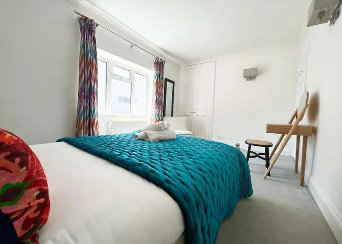 Split Level 2 Bed Apartment- Mayfair