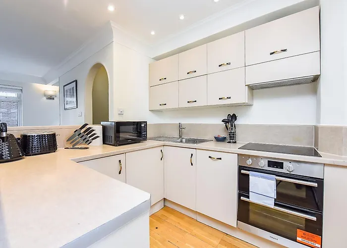 Split Level 2 Bed Apartment- Mayfair