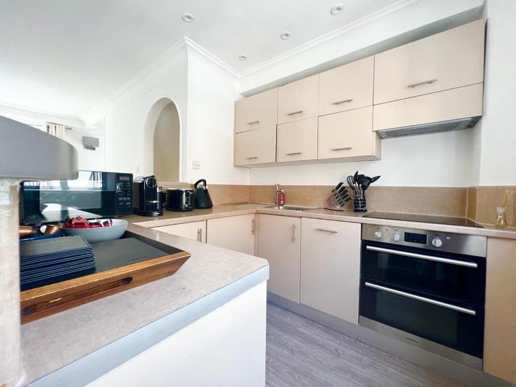 Split Level 2 Bed Apartment- Mayfair Апартаменты
