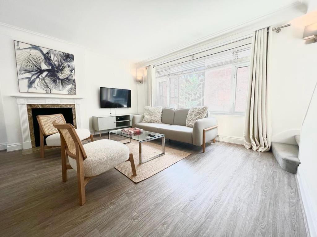 Split Level 2 Bed Apartment- Mayfair Апартаменты Лондон